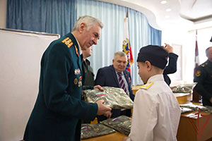 Юным кадетам из подшефного класса Росгвардии вручили военную форму одежды                 