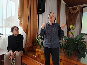 Авторы выставки-проекта «Славим СВОих бойцов» встретились в Мошенском            