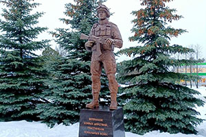 Памятник землякам-ветеранам боевых действий установили в Липином Бору        