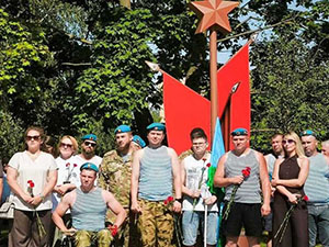 Сотрудники СК России по Тамбовской области почтили память героев ВДВ и поздравили ветеранов          Сотрудники СК России по Тамбовской области почтили память героев ВДВ и поздравили ветеранов