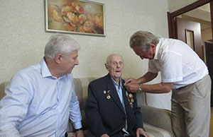 В Нальчике ветерана Великой Отечественной войны наградили памятной медалью    