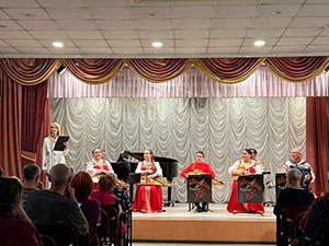 Зарайские волонтеры подарили ветеранам Великой Отечественной праздничный концерт