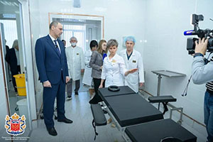 Губернатор Денис Паслер посетил областной госпиталь ветеранов войн