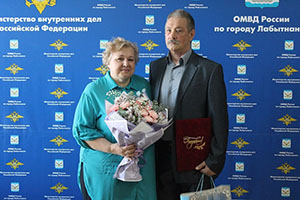 В Лабытнанги полицейские и общественники поздравили с Днем семьи, любви и верности семью ветерана МВД