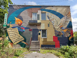 Здание Всеволожского совета ветеранов украсил голубь мира        