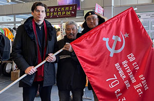 Копию Знамени Победы доставили в Анадырь для участия в Арктической эстафете