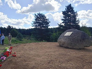 Потомки жителей бывшей деревни в Андрепольском округе приняли участие в открытии памятного знака