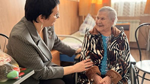 В Ковдорском округе ветеранов навестили к Пасхе и передали куличи                    