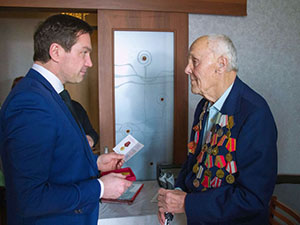 Челябинский мэр вручил столетнему ветерану памятную медаль
