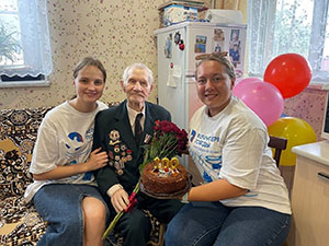 Волонтеры Победы поздравили со 100-летием Аркадия Кричевского, участника Великой Отечественной войны