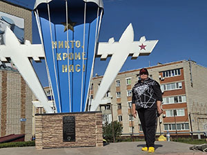 Нурлатские активисты украсили цветами памятник ветеранам-десантникам