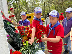 В Островском районе почтили память героев-подпольщиков        