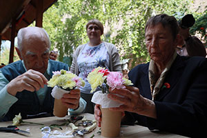 Мастер-класс по флористике устроили для постояльцев центра «Ветеран»